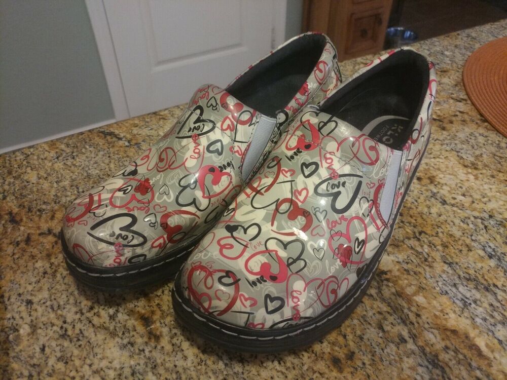 Women's Klogs LOVE Hearts Patent Leather 8M Nurse work CUTE AND COMFY clogs shoe